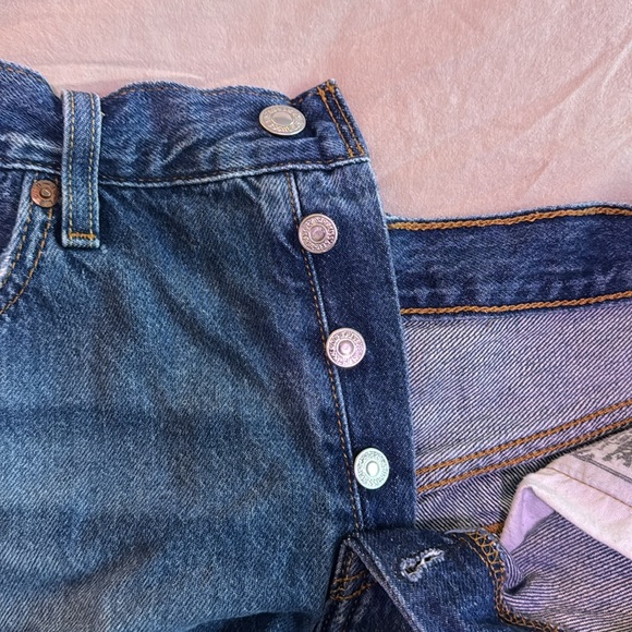 Vintage Levi 501 shorts with raw hem - Picture 8 of 10
